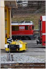 Taf 2/2 nennt sich der gelbe Rangierroboter, der zum Verschub von Eisenbahnfahrzeugen dient.Er bewegt sich auf Eisenbahnrädern, wie auf Gummipneus. Hinter dem Depot Poschiavo versteckt sich ABe 4/4 III 55  Diavolezza . (24.11.2017)