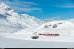 RhB Dampfschneeschleuderfahrt am 28. Januar 2018. <br>
Die zweite Schleuderdemo führte entlang des schneebedeckten Lago Bianco um die Bucht kurz vor Ospizio Bernina. Vorab fahren die ABe 4/4 II 47 und 46 mit dem Schneeräumer Xk 9132, mit dem zur Verbreiterung des Schneekanals von der Seite her Schnee auf die Gleise gezogen wird.