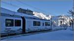 Zur Zeit verkriecht sich die Sonne auf Alp Grüm bereits um 14.00Uhr hinter dem Piz Palü. Der weisse Allegra ABe 8/12 3512 des R4637 nach Tirano verstärkt den Kälteeindruck noch zusätzlich. (11.12.2018)