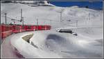 R4621 mit ABe 8/12 3503 fährt am Ufer des Lago Bianco entlang Richtung Ospizio Bernina 2253m.