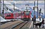 R4648 mit ABe 8/12 3502 nach St.Moritz fährt in Alp Grüm ein. (17.04.2019)