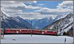 R4629 mit ABe 4/4 III 54  Hakone  und 52  Brusio  verlässt Alp Grüm und wird 40 Minuten später dem Lago di Poschiavo entlang fahren Richtung Tirano. (17.04.2019)