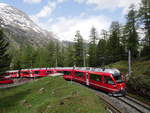 Ein Regionalzug geführt von ABe 8/12 3502 auf der Berninalinie von St. Moritz nach Tirano; am Bahnübergang Montebello-Kurve, 10.06.2019
