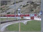 Ein Regionalzug mit Triebwagen 51 nhert sich der Station Bernina Suot und berquert davor zum 2.Mal die Berninapassstrasse. Die Holzverkleidungen schtzen den Barrierenantrieb vor den grossen Schneemassen, die hier fallen knnen. (08.05.2007)