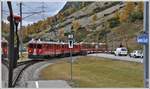 Zugskreuzung in Bernina Suot zwischen R4656 und Bernina Express PE975 mit ABe 4/4 III 54  Hakone  und 53  Tirano . (18.10.2019)