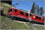 R4629 mit ABe 4/4 III 54  Hakone  auf Talfahrt oberhalb Cadera, im Schlepp vier leere Zisternenwagen und einen Containertragwagen. (07.05.2020)