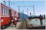 Zwei Mann Zugpersonal, zwei Passagiere und ein Eisenbahnfan bevlkern an diesem spten Nachmittag die Station Alp Grm.