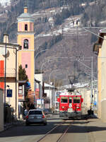 In Le Prese teilen sich an dieser Stelle Bahn und Autos die Strasse. Hier ist der Regionalzug von St. Moritz nach Tirano mit einem 'Bernina-Triebwagen' an der Spitze unterwegs. Le Prese, 19.2.2021