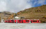 Nein, der Zug versinkt nicht im Boden! Triebzug 'Allegra' 3515 steht mit dem Regionalzug von St. Moritz nach Tirano im Gefälle im Bahnhof Alp Grüm (2091 müM). Alp Grüm, 22.10.2024