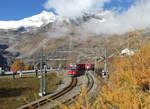 Wunderbare Herbststimmung in der Vormittagssonne im Bahnhof Alp Grüm (2091 müM): links steht der Triebzug 'Allegra' 3501 mit Bernina-Express von Chur nach Tirano, dessen Fahrgäste den