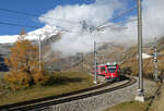 Der Bernina-Express von Chur nach Tirano fährt vor prächtiger Kulisse im Bahnhof Alp Grüm (2091 müM) ab und nimmt das Gefälle Richtung Cavaglia - Poschiavo in Angriff.