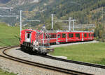 Spezielle Fracht: Die Reisezüge auf der Berninastrecke führen am Schluss gelegentlich Güterwagen mit. Dieses Ladegut sieht sehr speziell aus... Poschiavo, 22.10.2024