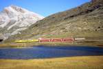 RhB Regio-Express 1642 von Tirano nach St.Moritz am 31.08.2007 am Lago Pitschen mit historische Bernina-Triebwagen ABe 4/4 I 30 - ABe 4/4 I 34 - B 2456 - B 2451 - B 2308 - Haikqq-uy 5162 - Hinweis: Beachtenswert ist der ber den ersten Triebwagen schwebende Helikopter
