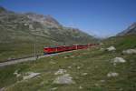 Der erste Nord-Sd-Bernina-Express ist der 971 von St. Moritz nach Tirano. Bei bestem Wetter hat der Zug am 31.7.2008 mit ABe 4/4 48 und 45 im Bild die Passhhe fast erreicht. 