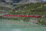 Der Bernina Express 961 (Davos - Tirano), hier am 31.7.2008 mit Triebwagen 44 und 47, hat die Hhe des Lago Bianco erreicht und fhrt dem See entlang zur hchstgelegenen RhB-Station Ospizio Bernina. 