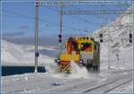 Tm 2/2 98 prescht durch Gleis 2 in Ospizio Bernina neben dem Lago Bianco, der im Gegensatz zum Lej Nair, noch nicht zugefroren ist. Der Winter kam frh und schon wren Schneeschuhe von Vorteil gewesen. (11.11.2009)