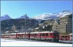 ABe 4/4 III 52 und 56 mit R1643 nach Tirano verlassen in Krze St.Moritz. Die Schneekanonen auf Corviglia laufen auf Hochtouren. (11.11.2009)