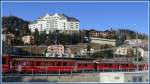 Berninabahn vor dem 5* Hotel Carlton in St.Moritz.