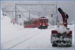 Der R 1654 mit ABe 4/4 II 48 und einem Panoramawagen ist der zweite Zug aus dem Puschlav und erreicht soeben die Station Alp Grm.