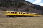 Der ganz in gelb verkehrende Berninabahn-Jubilumszug nhert sich am 28.3.10 Poschiavo. Zugpferde waren die historischen Triebwagen ABe 4/4 34 und ABe 4/4 30.

