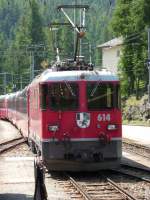 Ein Bernina Express steht am 4.7.2010 abgestellt auf dem Bahnhof Pontresina. Eigentlich sollte er nach Tirano fahren, die Strecke war aber aufgrund der bereits erwhnten Murgngen zwischen Morteratsch und bernina Sout gesperrt.