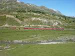 Zwei Aussichtswagen und ein Gterwagen zieht der R nach St. Moritz am 7.7.2010 ber den Berninapass