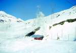 RhB DAMPFSCHNEESCHLEUDERZUG 4421 fr GRAUBNDEN TOURS am 08.02.1997 von Ospizio Bernina nach Lago Bianco km 25,000 am Lago Bianco mit Xrot d 9213 - ABe 4/4II 48.