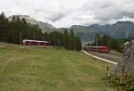 Ein wenig Glck hatte ich am 14. August 2010 bei Pontresina, als ich diese Paralelleinfahrt zweier Zge fotografieren konnte: Links der moderne Allegra, rechts der Regiozug.