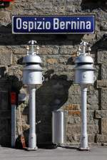 Bahnhofstafel und Glocken im Bahnhof Bernina-Hospiz, 15. Okt. 2010, 12:59