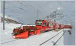 R1617 mit Allegra 3506 und Xk9143 brachten mich nach Bernina Lagalb, ab wo es wieder mal mit Schneeschuhen weiterging Richtung Ospizio Bernina. (22.02.2011)