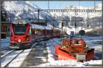 Spurpflug Xk 9143 steht allzeit bereit in Pontresina. R1641 aus St.Moritz fhrt ein. (08.12.2011)