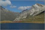 So stelle ich mir die Norwegische Fjordlandschaft vor;und dabei liegen Trume so nahe: Beraniabahn bei einem  blauen Verwandten  des Lago Bianco kurz vor Bernina Ospizio am 10. Sept. 2011.