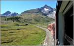Unterwegs im R1625 auf der Alp Bondo Richtung Berninapass. Der Piz d`Arlas mit 3356m begleitet uns auf der Fahrt und das Studium des Viadi (Reisen in Graubnden) entfllt bei dieser Aussicht. (11.08.2012)