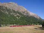Von Tirano kommend ist R 1664 zwischen den Bahnhfen Morteratsch und Surovas am 17.08.2012 auf der Fahrt nach St. Moritz.
