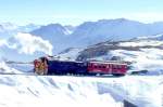 RhB Dampfschneeschleuder-Extrazug fr GRAUBNDEN TOURS 9448 von Alp Grm nach Ospizio Bernina am 31.01.1998 bei Scala zwischen Alp Grm und Ospizio Bernina mit Dampfschneeschleuder X d rot 9213 - Triebwagen ABe 4/4II 41. Hinweis: gescanntes Dia
