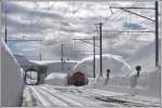 Die Xrot 95403 frisst sich durch den Schneewall Richtung Tor mit der dahinterliegenden Drehscheibe.