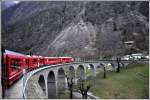 Die leeren Stammholzwagen müssen zürück nach Nordbünden, weshalb unser R4668 eine ganze Schlange über das Kehrviadukt von Brusio zieht. (21.02.2014)