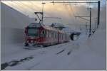 Der Morgen erwacht in Ospizio Bernina , als R4609 mit Allegra 3508 den Bahnhof verlässt.(22.02.2014)