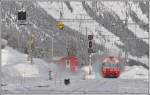 R1613 nach St. Moritz trifft R1921 aus Scuol Tarasp in Pontresina. (22.02.2014)