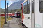 Der Gegenzug mit den beiden ABe 4/4 III fährt in Bernina Lagalb ein.