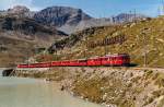 RhB: Dieser 10-Wagenzug mit einer Doppeltraktion ABe 4/4 41-46 (1964) war im Oktober 1987 am Lago Bianco auf dem Berninapass in Richtung Tirano unterwegs.