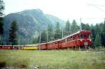 RhB Aussichtswagen-Extrazug 3962 fr RHTIA TOURS von Alp Grm nach Pontresina am 30.08.1996 in Morteratsch mit Triebwagen ABe 4/4 I 34 - ABe 4/4 I 30 - D 4035 - B 2093 - B 2097. Hinweis: Die beiden Triebwagen sind inzwischen in gelb umlackiert, Problemlsung wegen berlnge des Extrazuges: Zug 441 fhrt auf Gleis 1 ein, Zug 3962 zieht auf Streckengleis Pontresina vor und wartet Einfahrt Zug 464 auf Gleis 2 ab. Nach Ausfahrt von Zug 441 setzt Zug 3962 auf Gleis 1 zurck und wird von Zug 464 berholt, gescanntes Dia.
