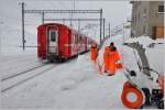 Schneeräumung in Ospizio Bernina. Neben allerlei Maschinen ist nach wie vor Handarbeit gefragt. Da ensteht kein Iglu, sondern die Blöcke werden auf den Flachwagen verladen und in den Portalen der Gallerien seitlich der Schienen deponiert. Das soll Verwehungen im Portalbereich und Eisbildung verhindern. (14.01.2016)