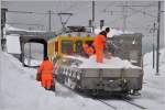 Schneeräumung in Ospizio Bernina. Neben allerlei Maschinen ist nach wie vor Handarbeit gefragt.Und der Schnee muss weg, denn es kommt jetzt ständig Neuer hinzu. (14.01.2016)