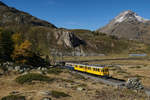 Bahnoldtimer im Stundentakt: ABe 4/4 34 und ABe 4/4 30 ziehen am 16.10.2016 den Piano-Bar-Wagen als  Montebello-Express  von Bernina Lagalb Richtung Ospizio Bernina.