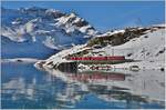 R1648 mit ABe 4/4 III 54  Hakone  und 55  Diavolezza  am Ufer des schwarz gefrorenen Lago Bianco bei Ospizio Bernina. (07.12.2016)