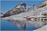 R1633 mit ABe 8/12 3514 am schwarz gefrorenen Lago Bianco mit Piz Albris. (08.12.2016)