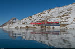 ABe 4/4 III 52  Brusio  und 51  Poschiavo  mit Regio 1629 St. Moritz - Poschiavo am 29. Dezember 2016 am schwarz gefrorenen Lago Bianco.