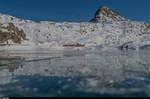 Regio 1648 Poschiavo - St. Moritz wird am 29. Dezember 2016 von einem Allegra als Alleinfahrer geführt. Hier befindet sich der Regionalzug vor der Kulisse des Piz Campasc am gefrorenen Lago Bianco.