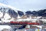 RhB ERSATZ-REGIONALZUG 321 von Samedan nach Pontresina am 07.03.1998 auf der Kantonalstraenbrcke kurz nach der Innbrcke mit E-Lok Ge 4/4I 603 - B - B - B. Hinweis: kurz vorher mute die Planzugkompo ABe 4/4 504 - AB 1515 - ABt 503 von der Strecke abgeschleppt werden, da es mit den gerade umgebauten Triebwagen zum Steuerwagen ABt 503 Probleme gab.
